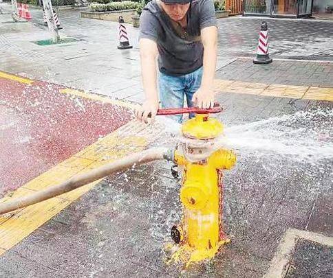 苏州一大妈打开消防栓洗衣服,网友怒斥浪费水,社区无奈回应