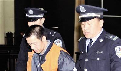 2010年,因楼道垃圾,合肥一高管被邻居杀害,其妻上法