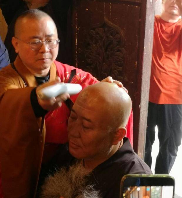 10年前,53岁中国画家娶24岁非洲姑娘,生下两子后却