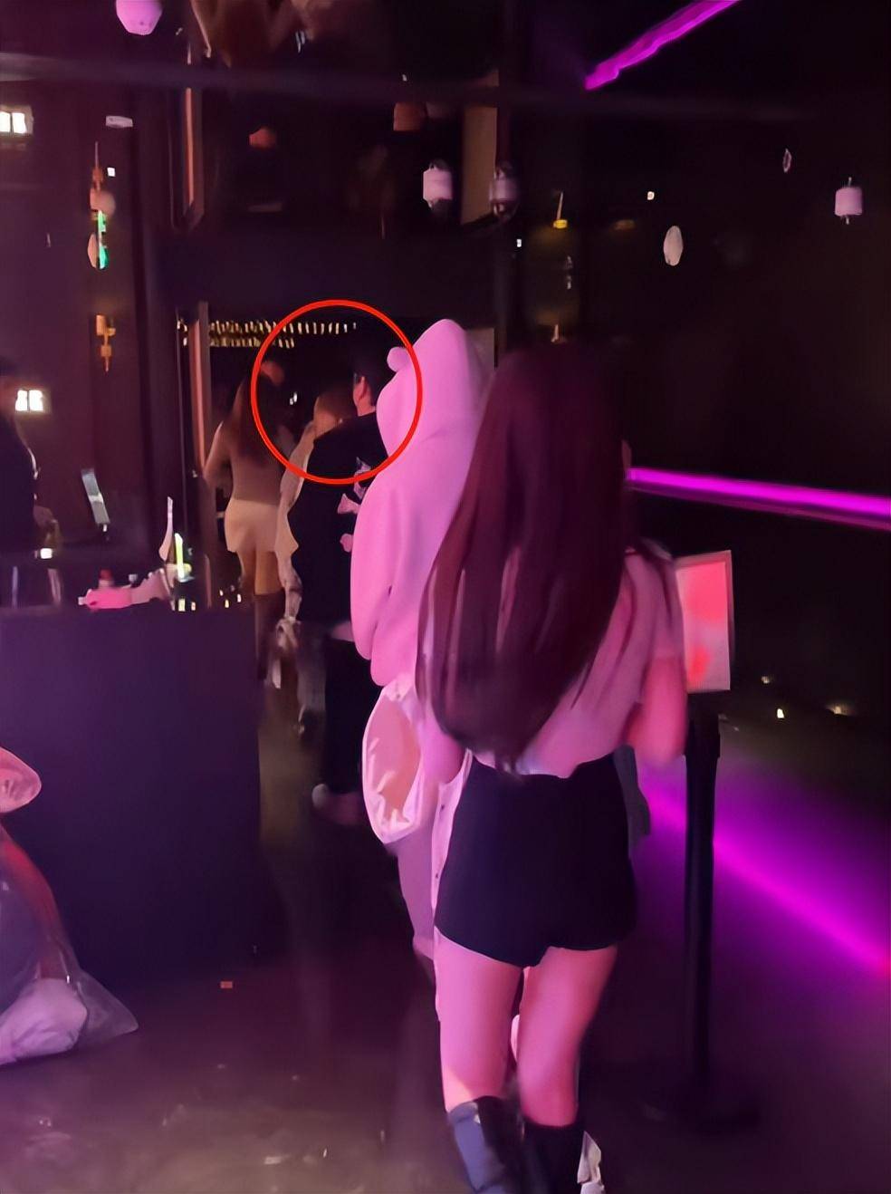 王思聪带美女蹦迪,左拥右抱相处融洽,有美女没座位站着也不离开_女友