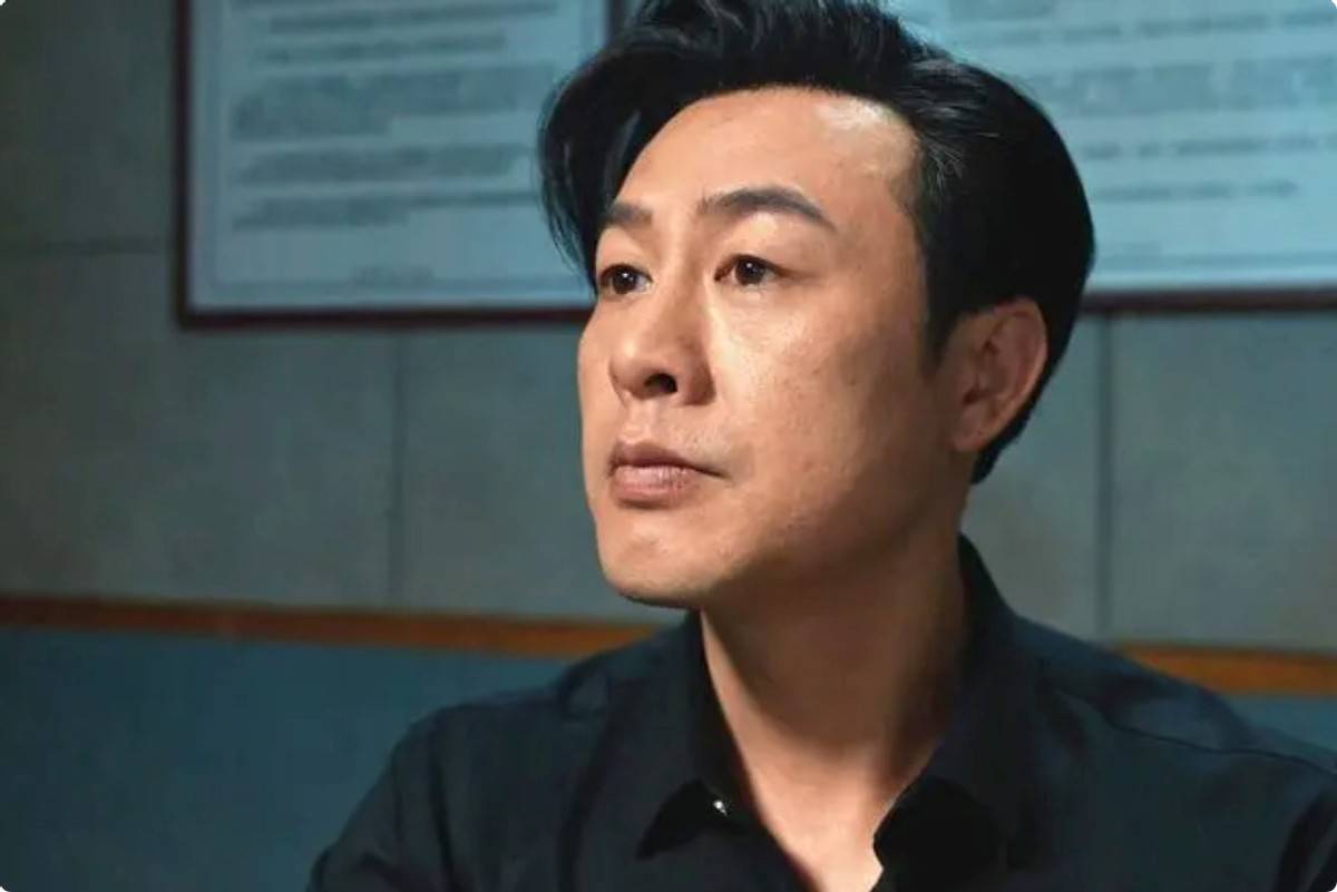 一脸慈祥地看着床上躺着的孩子,整个人散发着慈父的光环.