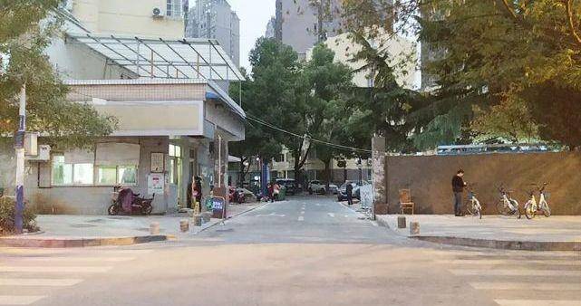 小区大门而这也是迷惑人的说法,事实上,方一连夜从南京坐大巴跑到东莞