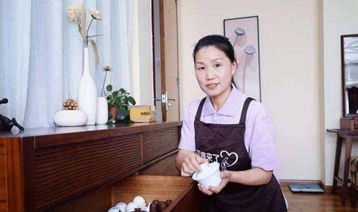 月薪过万的金牌保姆,收入虽高,其中冷暖有谁知?