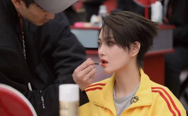 乘风破浪姐姐时尚万种,董洁依然白月光,张馨予飒,反矫情达人那英_小林