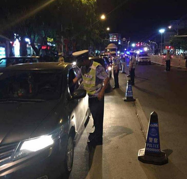 很明显,轿车的司机绝对是看到了交警,在距离检查点没多远的地方,突然