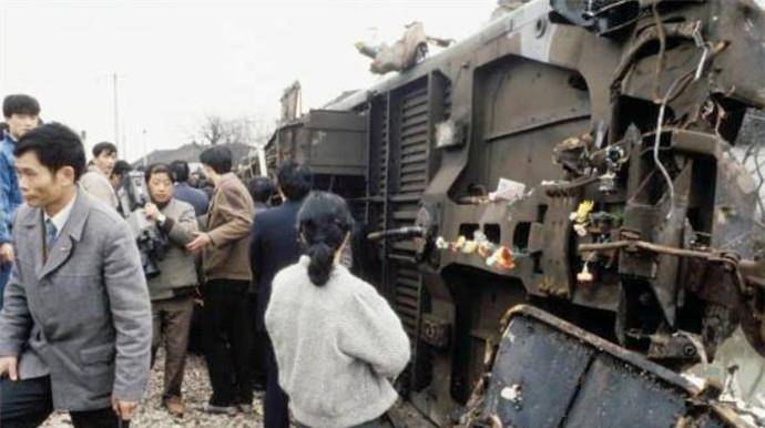 司机睡着2列火车正面相撞,28名外国学生遇难_列车_车厢_事故