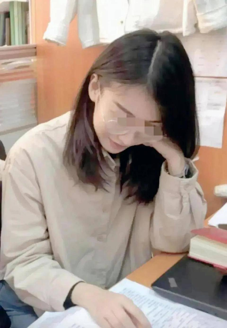 上海张老师大量美照曝光,16岁学生被吸引原因揭晓,美丽魅力你能抵挡吗