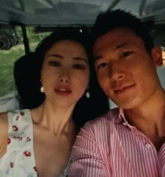 朱珠旅游被偶遇,一家三口幸福出镜,女儿越长越像爸爸!