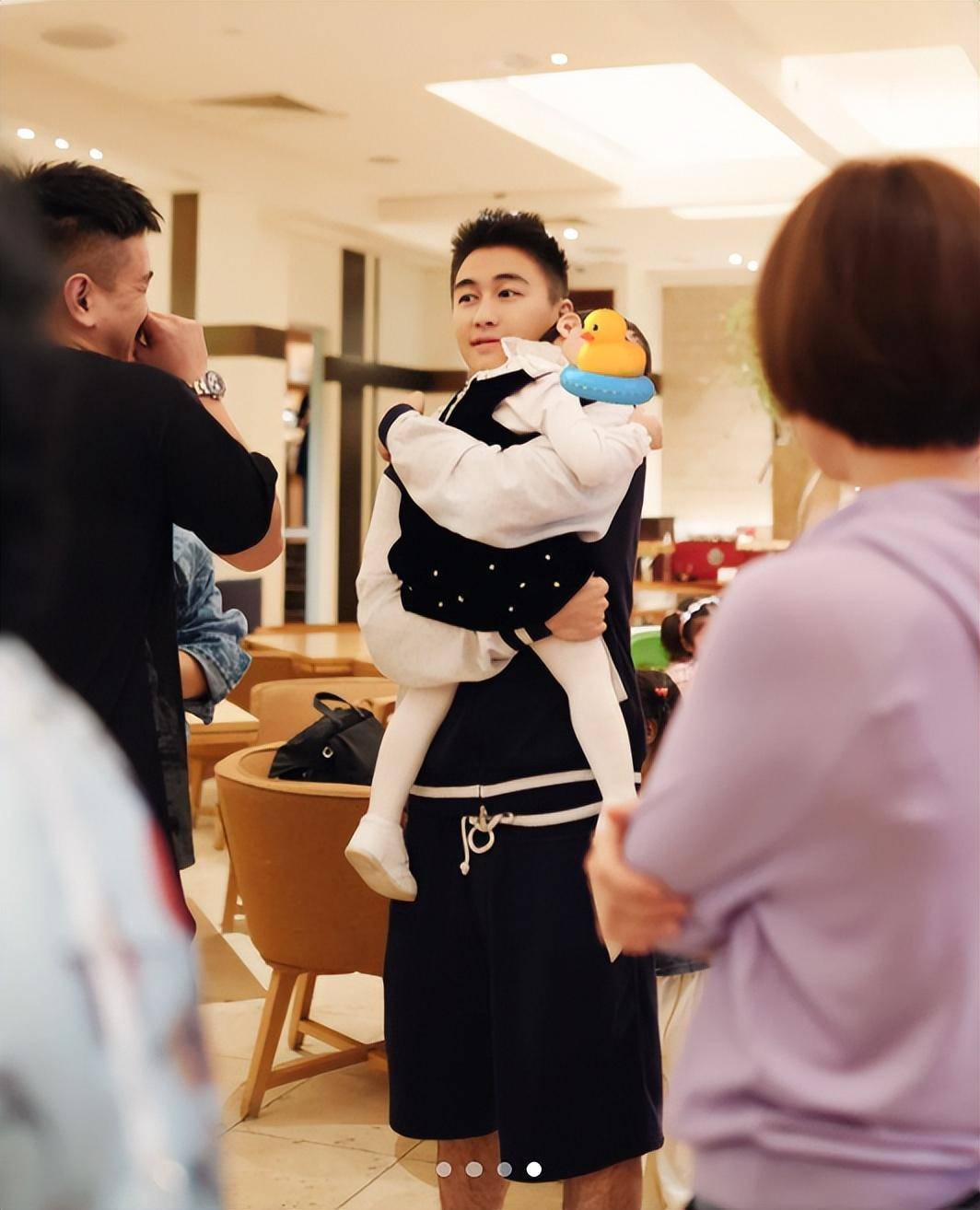 奚梦瑶和何猷君的父母角色被她们发挥得淋漓尽致,让这个生日成为romee