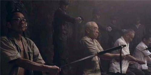 因忍受不了信念的坍塌,还有觉得愧对天皇竟然有很多人都切腹自尽了