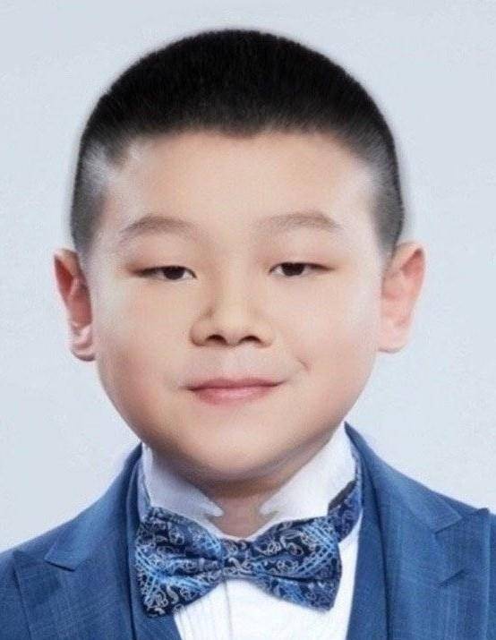 岳云鹏晒恶搞《1988》海报,成龙,易烊千玺,刘德华等众星躺枪_岳岳