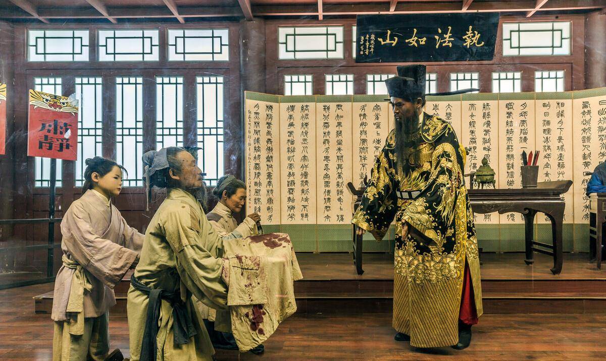 包公听老人讲完了经过,心里也很难过.心里暗骂县官糊涂.