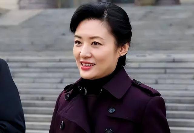周涛:55岁仍魅力不减,嫁富商,当央企董事长,她的人生很精彩