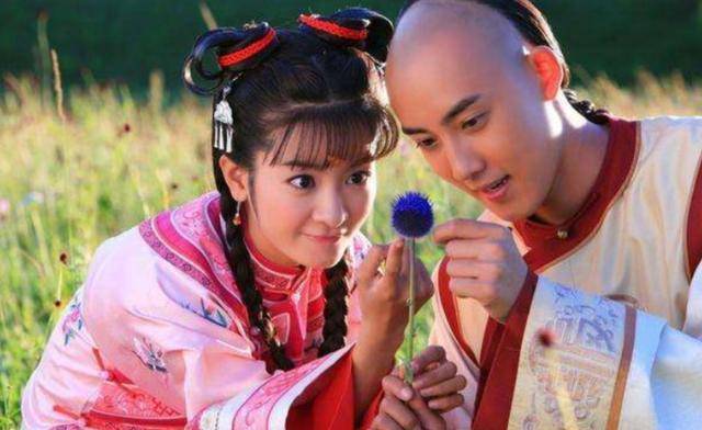 与电视剧中学疏才浅,一副胖胖的形象不同,历史上的和珅自幼聪慧,文武