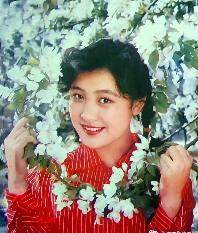 成了亿万富姐,穿着已不是问题,但在1980年,在她获得第三届《大众电影