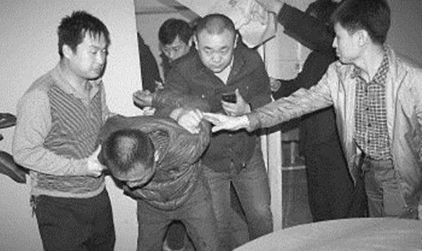 2003年,煙臺一對情侶被勒死在出租屋內,同居的另一女生沒了蹤影_死者