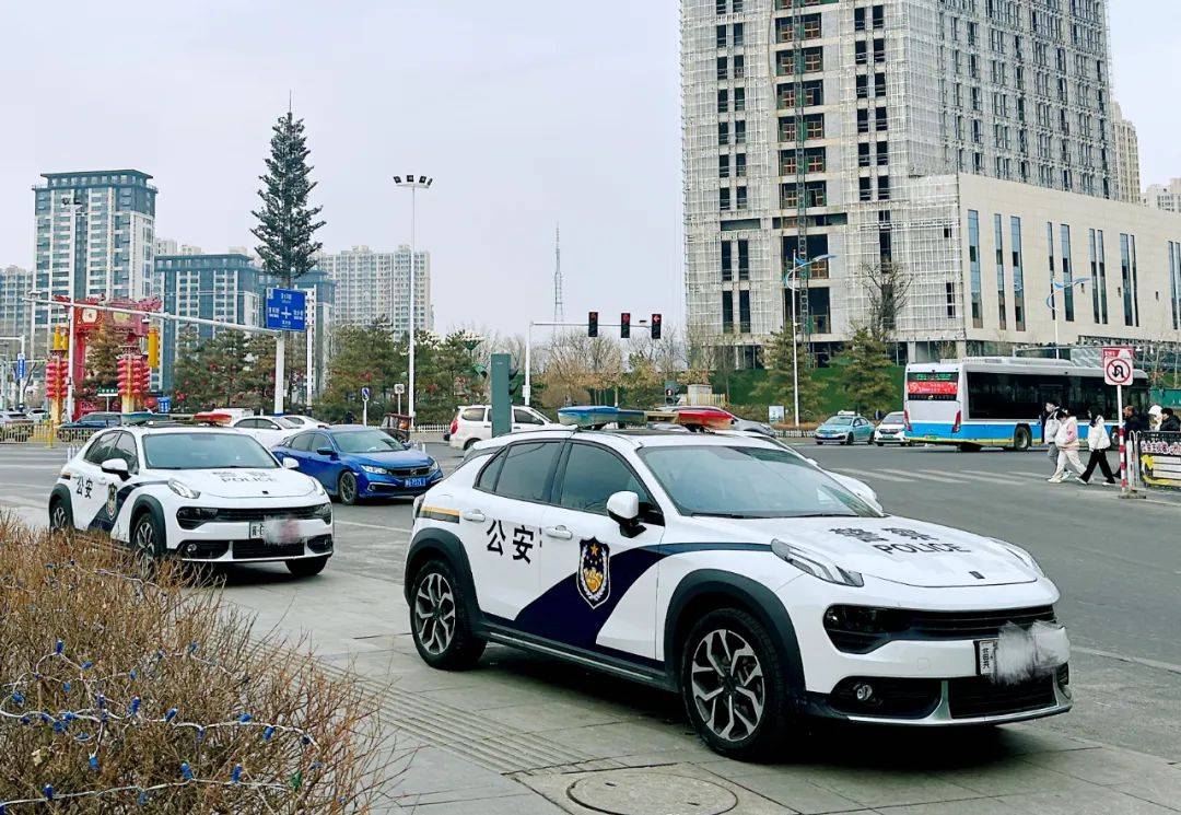 街头的领克02警车在领克张家口工厂带领下,张家口已形成南山汽车