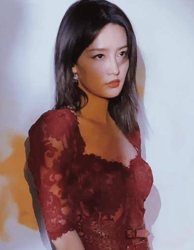 李沁拍大片花絮,酒红印花裙勒出蚂蚁腰,未ps的手臂有点粗_镜头_显得