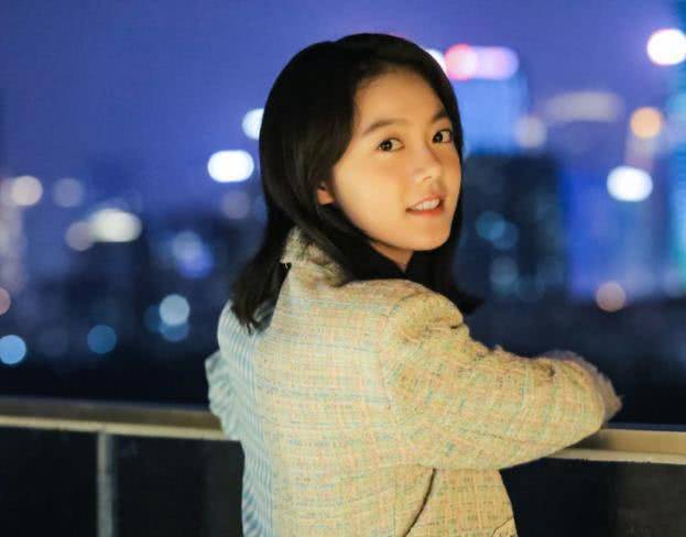 赵今麦"湿发"造型拍大片,穿20cm运动衣,少女身材很明显_镜头_状态