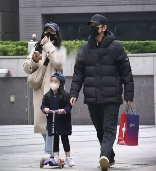 高圆圆带娃回台北过年,与女儿户外玩耍被偶遇,5岁rhea像赵又廷_家庭