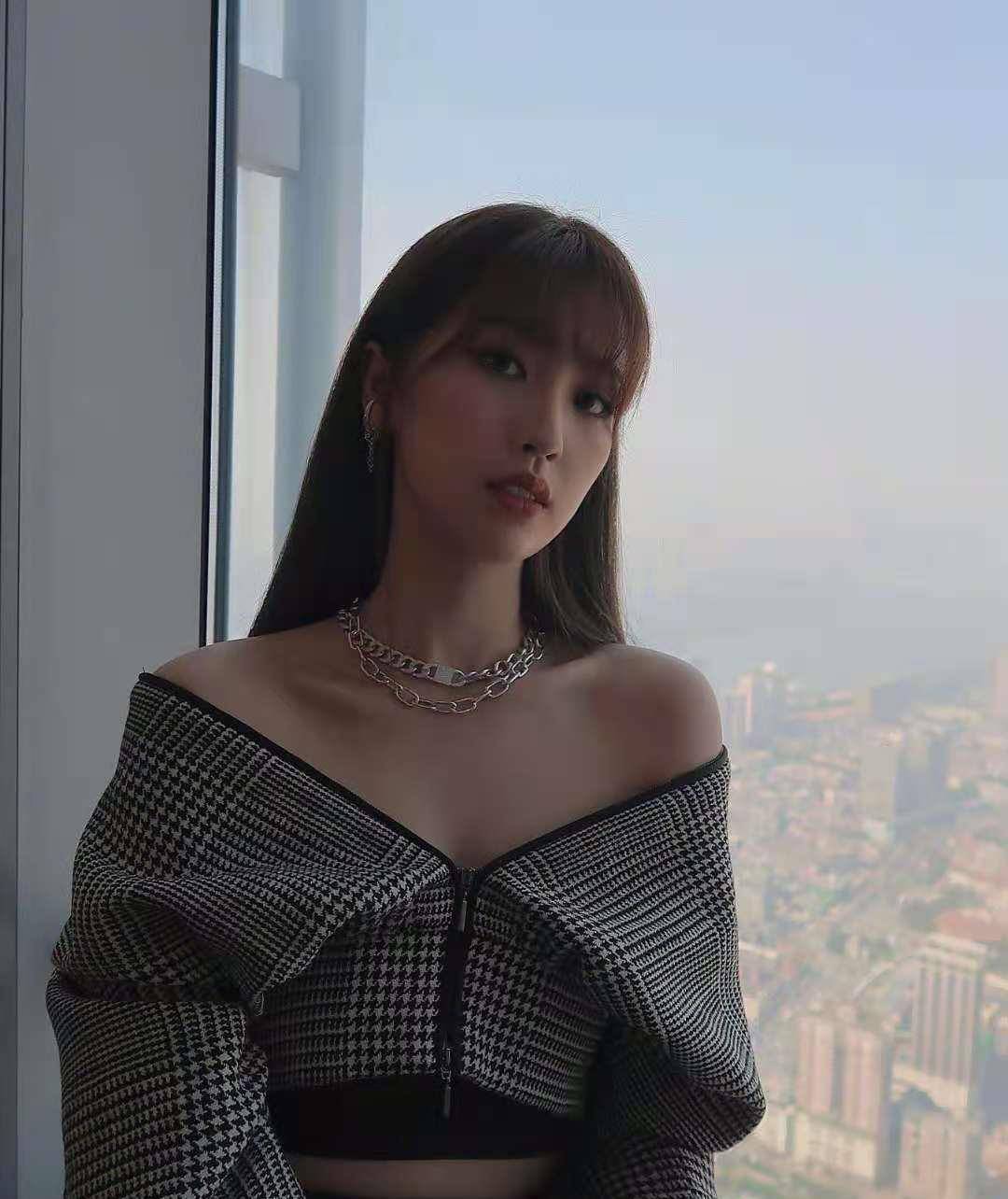 今天,有消息爆料称虞书欣的妈妈刘金美被限制消费,同时旗下公司已经