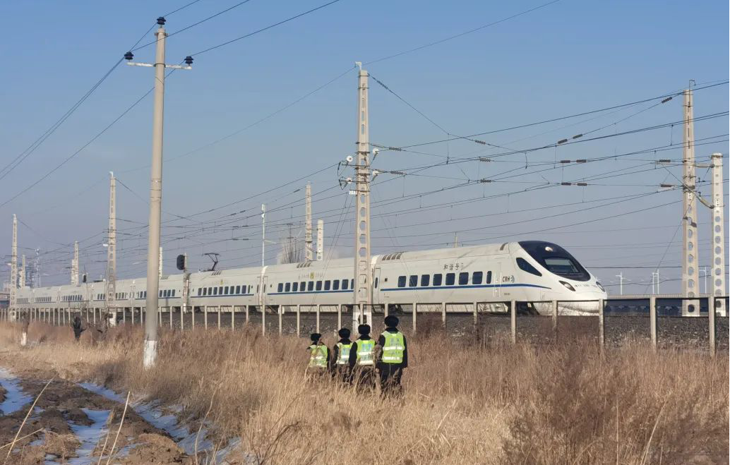 新荣区护路队员巡护京包线天镇县护路队员巡护京包线云州区护路队员巡