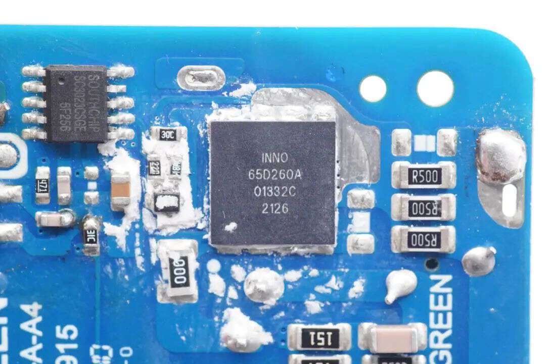 得益于工艺改进,相比英诺赛科之前的氮化镓器件,单位面积ron更小,具备