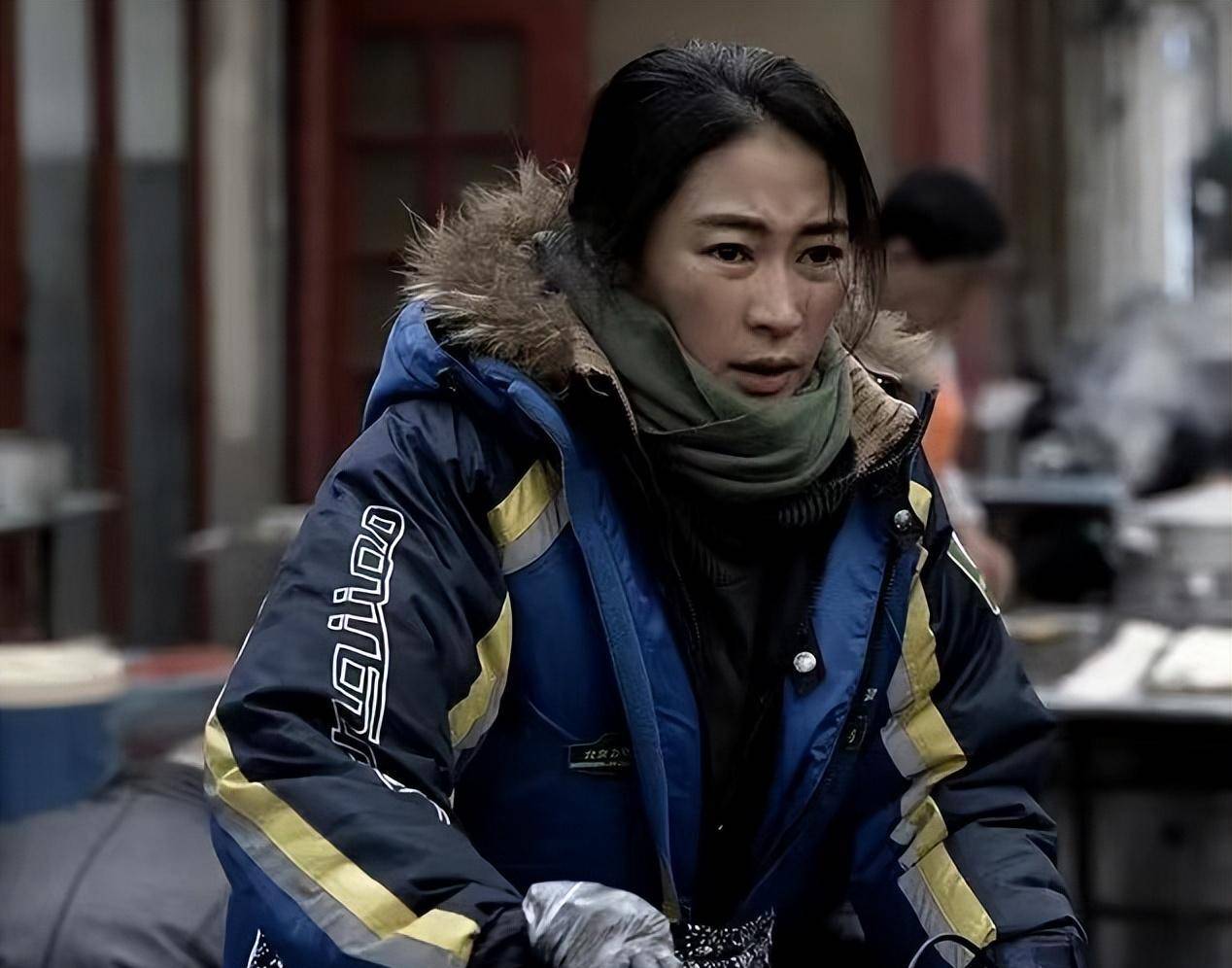 演完《老炮儿》9年后演《烟火人家》,她选老公的眼光越来越差