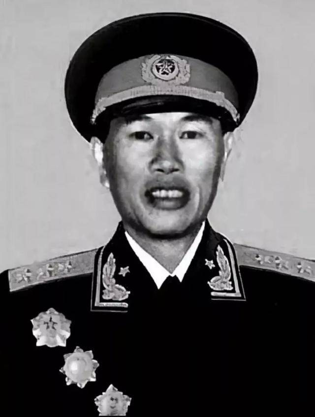 邓华离开沈阳军区前,破例带走了两把枪,司令员和政委都没有阻拦_人民