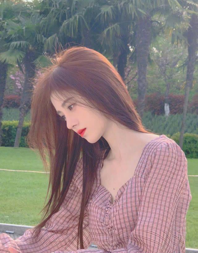 鞠婧祎的发际线都是抹出来的?