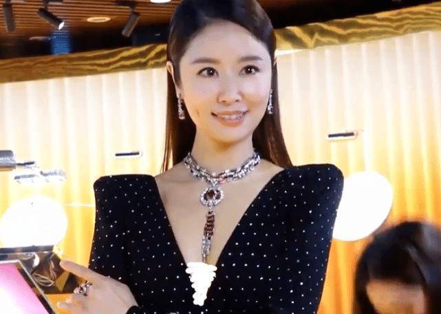 林心如亮相活动,获助理单膝跪地整理裙摆,46岁仍有"纸片腰"_保养_礼服