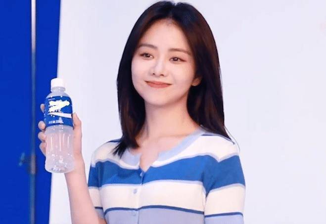 32岁谭松韵拍广告,生图脸小,又瘦又白,和20岁女生同框完全不输_部分