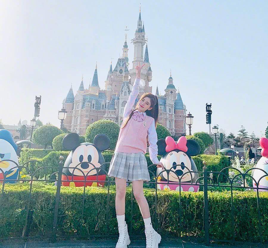 鞠婧祎去迪士尼就像回自己家?穿jk制服秀美腿,p图技术太差变网红脸