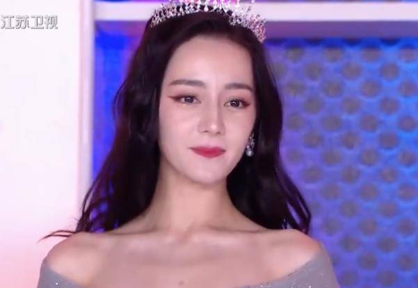 热巴参加晚会,两块锁骨太亮眼,未ps"怼脸照"曝光,粉丝有底气了_女明星