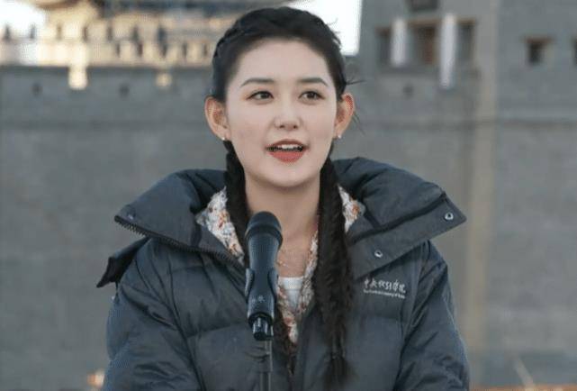 蒋依依穿中戏羽绒服参加活动,生图发量厚实,央视镜头下依然漂亮_低调