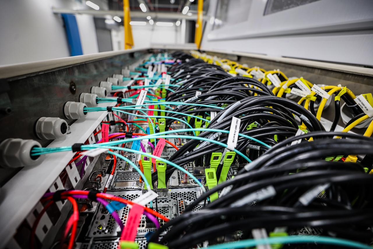 很多人说ai手机是噱头,我建议是好好看眼整个手机行业的环境!_功能_机