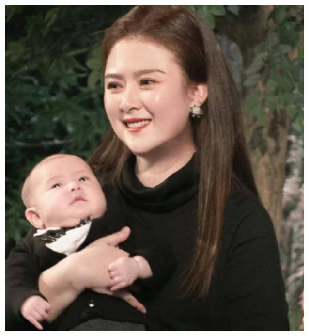 沈腾全家三人同框罕见,王琦惊艳亮相,恩爱如初!_爱情_家庭_儿子