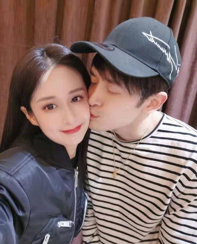 我们通过网友的评论可以看到,颖儿的好友刘力扬和粉丝,网友们纷纷祝贺