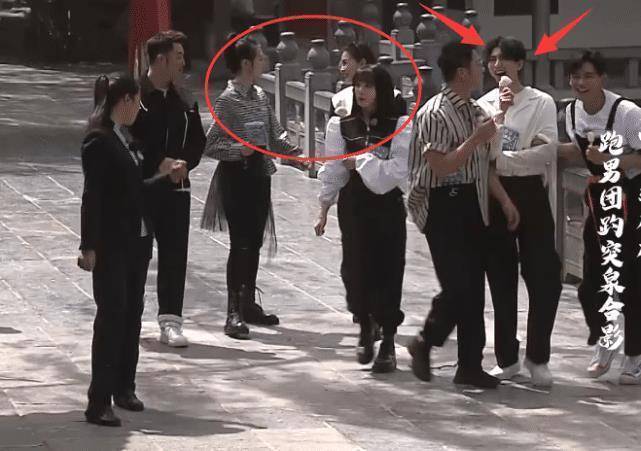 跑男录制花絮,蔡徐坤吃雪糕一脸开心,baby和苗苗热聊,宋雨琦落单_节目