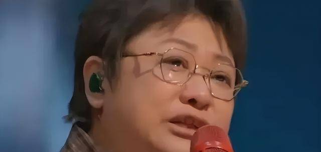 韩红唱《成都》现场飙泪,背后原因让人动容,评论区暖心_生活_事件