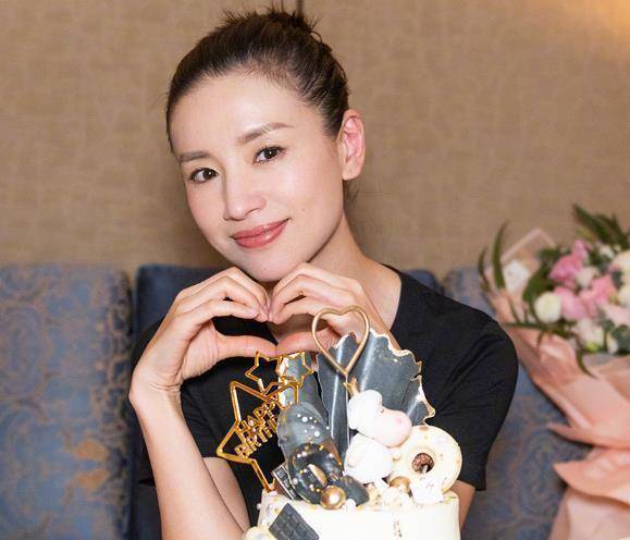 之前董洁也参加过舞蹈比赛,现在又鼓足勇气去乘风破浪的姐姐第二季