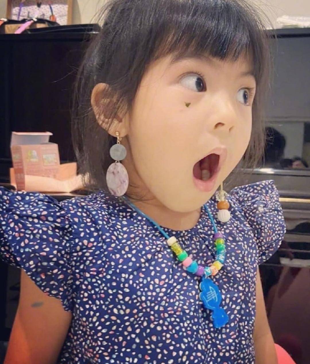 贾静雯晒两个女儿自画像,波妞门牙掉了还臭美,戴耳环项链,比咘咘会