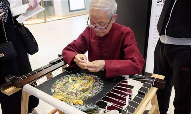 74岁宫廷绣传人,耗17年绣出经典作,市政府给他开工作室_赵亦军_杭绣