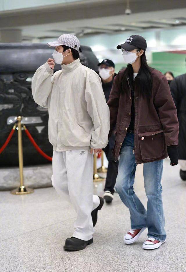 井柏然刘雯李荣浩泰国游回国,俩男神鞋子是亮点,偶像包袱有点重