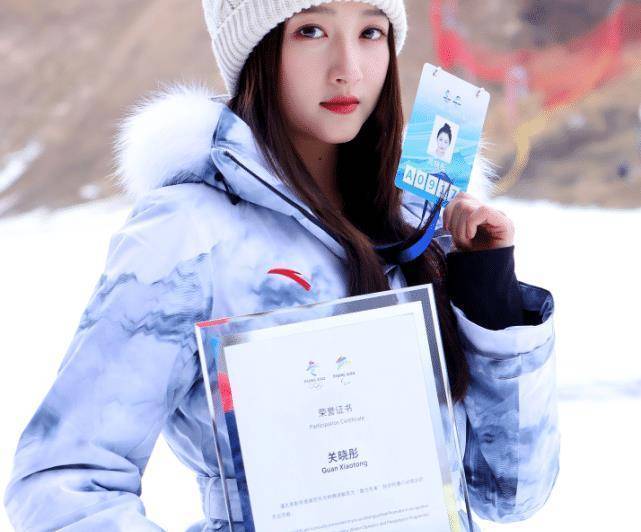 关晓彤谈恋爱没耽误事业,官宣成为冬奥特邀讲解员,证件照超清纯_活动