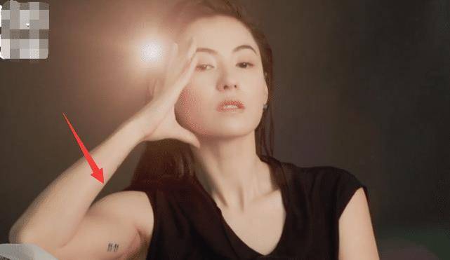 张柏芝穿无袖装拍大片,生图手臂壮实,后期却把肌肉和纹身p掉了_胳膊