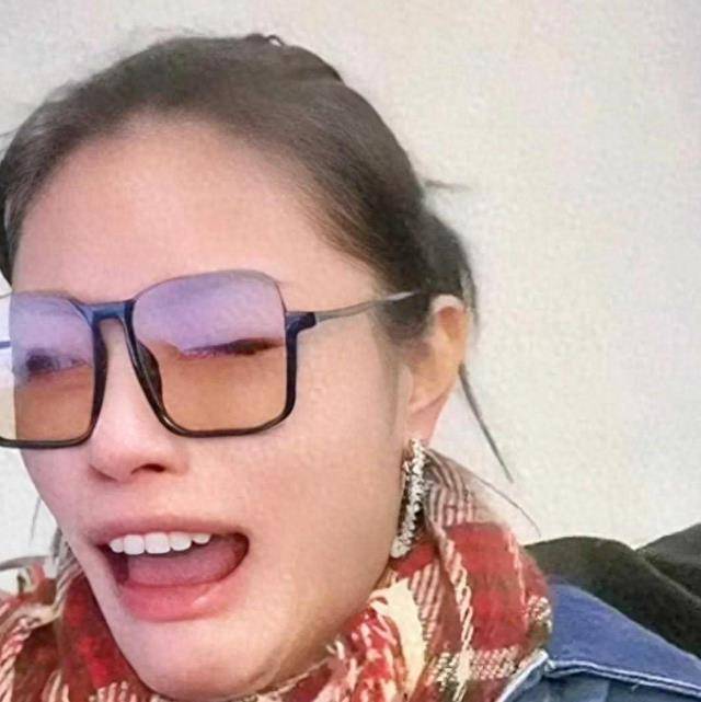 汪峰前女友葛荟婕直播中嚎啕大哭:小苹果与生父关系复杂_家庭_故事_女