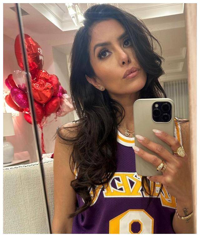 瓦妮莎与加索尔夫妇,雕像前合影!颜值爆表!