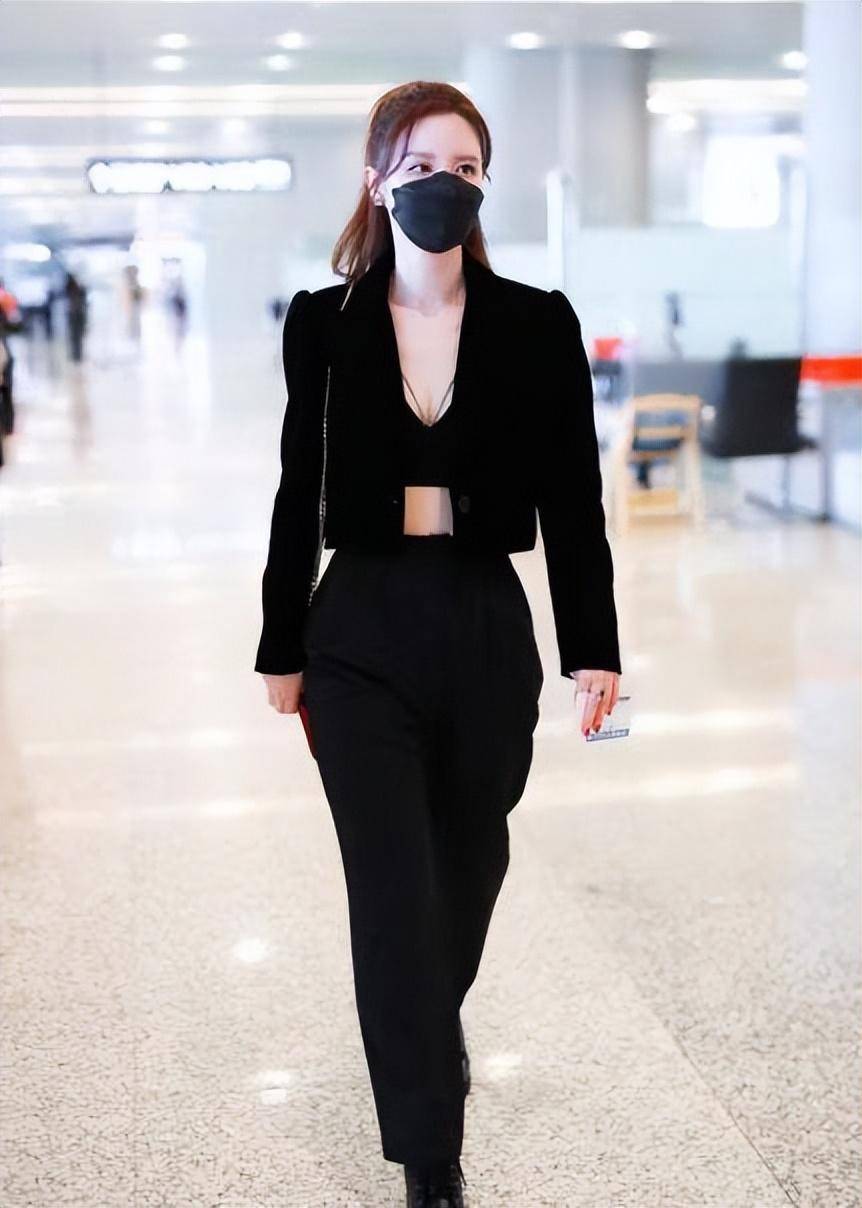 张萌又带火了一种新穿法:"外面去开会,里面去夜店",性感迷人_西装
