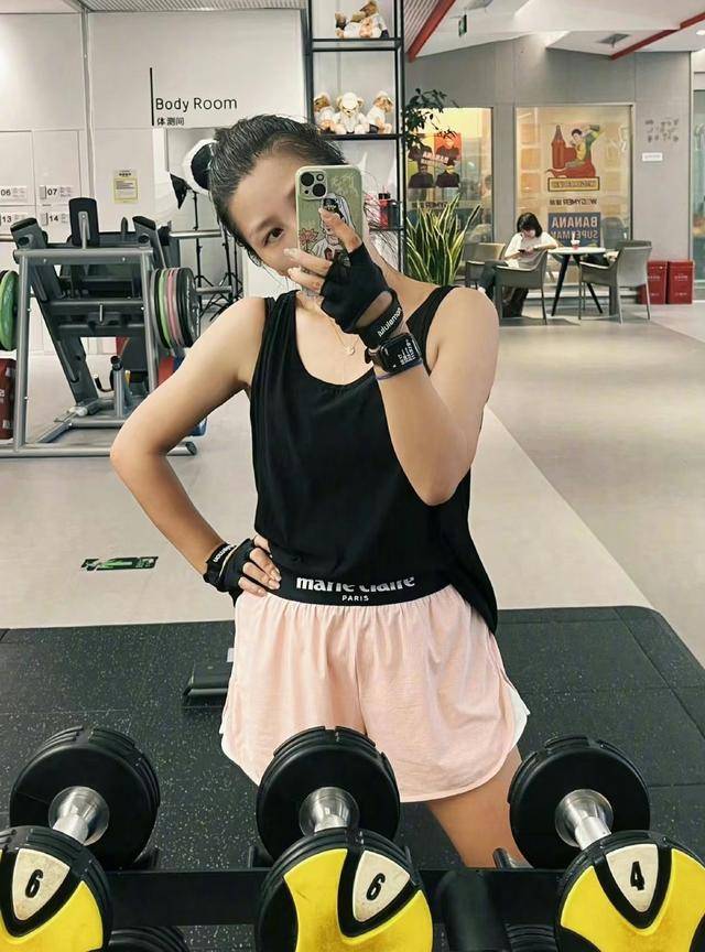 何洁晒复工照美出新高度,鼻钉纹身个性张扬,曾自曝减肥瘦近70斤_孩子